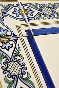 Dekorativt stykke, Farve med flere farver, Stil håndlavet, Majolika, 20x20 cm, Overflade halvblank